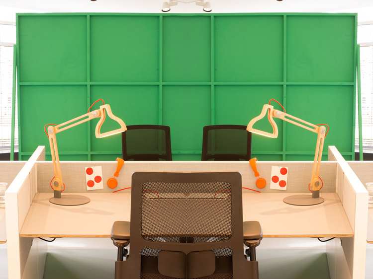 set for Ahrend, backdrop by gloudy set design, kantoor interieur, custom made green backdrop